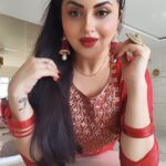 Ragini Nandwani Instagram - Which is better ???? #trending #reelsinstagram #red #instagram