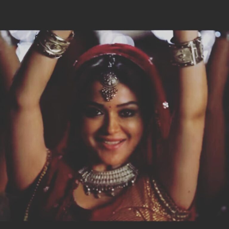 Ragini Nandwani Instagram - Guess the movie!! #throwbackthursday #ragininandwani #smile #kollywood #happy #cute #traditional #dance #shooting #love #memories #indianactress #tvactress #thalapathyvijay #josephvijaychandrasekhar #hollywoodstudios