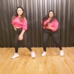 Ragini Nandwani Instagram - This is how we groove #ragininandwani #beautiful #hotonbeauty #cutegirls#likeforlikes #fitnessmodel #fashionblogger #girlpower#prettywomen#love #instabeauty #dance #hollywood #viral #trending #actor #whatiwore #girlswithtattoos #lipstick #styling