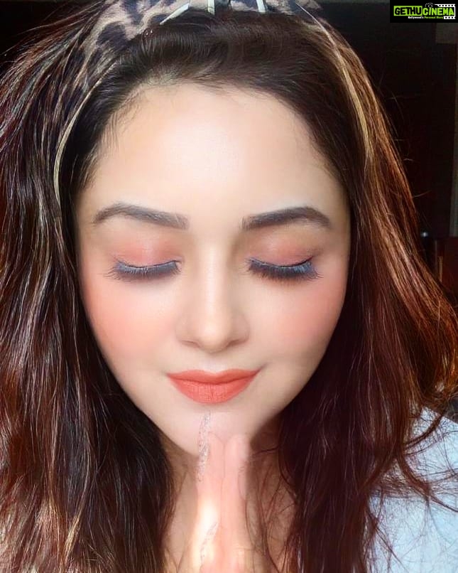 Ragini Nandwani Instagram - Namaste!!🙏🙏🌅 #ragininandwani #morning #morningvibes #morningmotivation #happy #love #smile #namaste #family #indiantradition #namaskar #tv #tvactress #movies #instabeauty #instalove #fashionista #model #gorgeous #bollywood #hollywoodstudios #indiangirl #indiantelevision