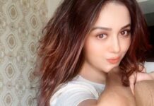 Ragini Nandwani Instagram - She's a queen with or without you.👸👸♥️ #ragininandwani #love #smile #happy #queen #flowers #beautiful #pretty #care #saturday #selfie #home #instabeauty #instalove #picoftheday #indiangirl #prettygirls #cute #princess #gorgeous #tv #actress #model #fashionista #bollywood #hollywoodstudios
