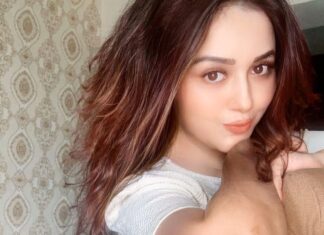 Ragini Nandwani Instagram - She's a queen with or without you.👸👸♥️ #ragininandwani #love #smile #happy #queen #flowers #beautiful #pretty #care #saturday #selfie #home #instabeauty #instalove #picoftheday #indiangirl #prettygirls #cute #princess #gorgeous #tv #actress #model #fashionista #bollywood #hollywoodstudios