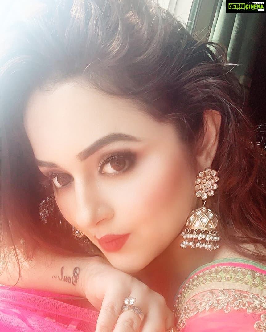 Ragini Nandwani Instagram - If you could leave the house today, what's the first thing you would do? 🦄🌸 #ragininandwani #lockdown #pretty #cute #love #smile #flowers #happy #indianbeauty #traditional #indianactress #tv #motivation #mumbai #movies #bollywood #hollywoodstudios