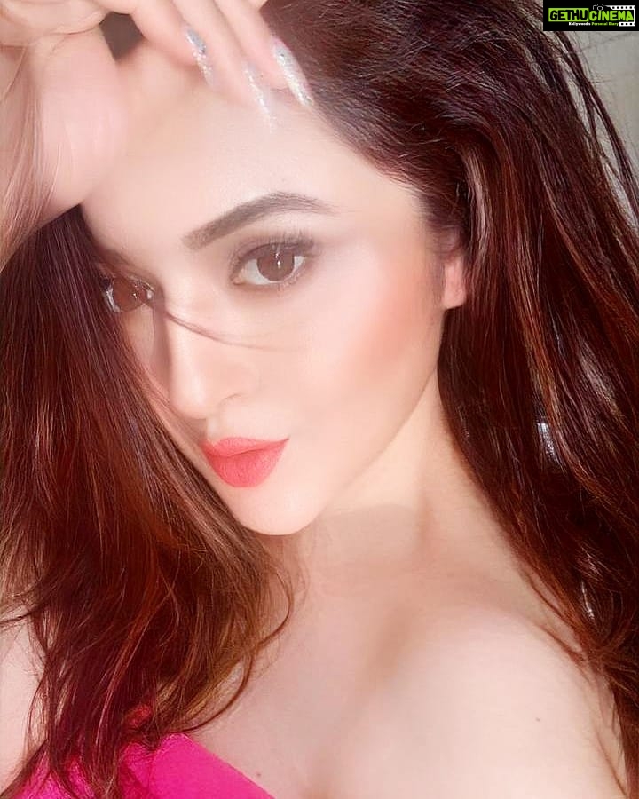 Ragini Nandwani Instagram - Spread the positivity!♥️🌸🦄 #ragininandwani #love #positivevibes #happy #smile #pink #flowers #pretty #beautiful #cute #isolation #quarantine #tv #instabeauty #indianbeauty #covid_19 #coronavirus #tvactress #modeling #bollywood #hollywoodstudios