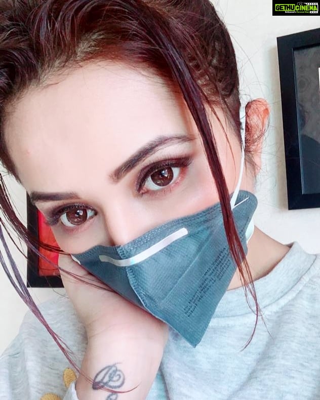 Ragini Nandwani Instagram - Stay safe everyone! Spread love and empathy, not fear and hate. #ragininandwani #coronavirus #covid_19 #health #safety #precautions #facemask #india #love #happy #nofear #instabeauty #tv #movies #instalove