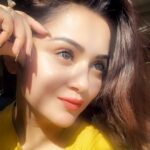 Ragini Nandwani Instagram - I'll find you in the morning sun.. 🎶🎼🎤 #ragininandwani #sunday #morning #sunrise #sundayfunday #classic #instabeauty #yellow #eyes #smile #happy #love #girl #beauty #cute #actress #hollywoodstudios #mumbai #indianbeauty #pretty #prettygirls