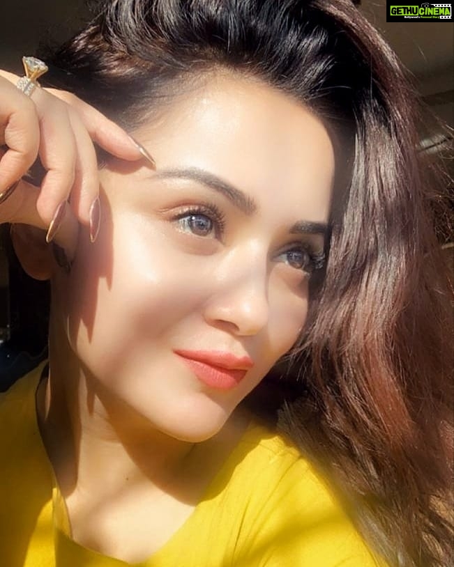 Ragini Nandwani Instagram - I'll find you in the morning sun.. 🎶🎼🎤 #ragininandwani #sunday #morning #sunrise #sundayfunday #classic #instabeauty #yellow #eyes #smile #happy #love #girl #beauty #cute #actress #hollywoodstudios #mumbai #indianbeauty #pretty #prettygirls