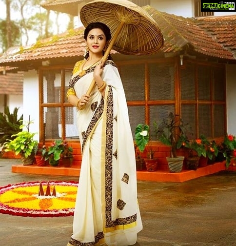Ragini Nandwani Instagram - Wishing you all a very Happy Pongal!! #ragininandwani #pongal #happypongal #chennai #tamil #indianfestival #makarsankranti #happy #family #flower #saree #smile #indianbeauty #indiantelevision #indianactress #movies #southindia #beauty
