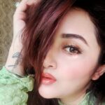Ragini Nandwani Instagram – Make them stop and stare. 👸🧚‍♀️
#ragininandwani #selfie #instabeauty #mondaymotivation #mondayblues #eveningvibes #beautiful #pretty #smile #happy #flowers #makeup #closeup #glamour #cute #tv #indianbeauty #india #prettygirls #love #glow #lips #prettyeyes #movies #actress #hollywoodstudios #instamood