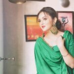 Ragini Nandwani Instagram - Pure magic! #ragininandwani #happy #december #holiday #smile #christmas #newyear #hollywoodstudios #green #greendress #indiandresses #indianactress #tv #movies #hollywoodstudios #tuesday #newyear #newyearseve