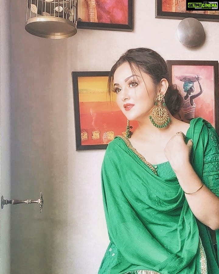 Ragini Nandwani Instagram - Pure magic! #ragininandwani #happy #december #holiday #smile #christmas #newyear #hollywoodstudios #green #greendress #indiandresses #indianactress #tv #movies #hollywoodstudios #tuesday #newyear #newyearseve