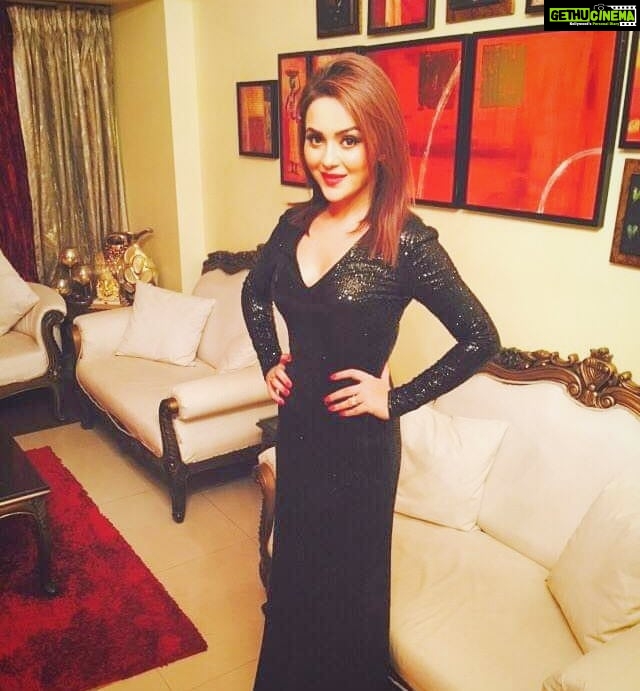 Ragini Nandwani Instagram - Weekend vibes!!! #ragininandwani #christmas #weekend #partymode #party #saturdaynight #happy #black #blackdress #smile #actress #tv #hollywoodstudios #mumbainightlife #newyear