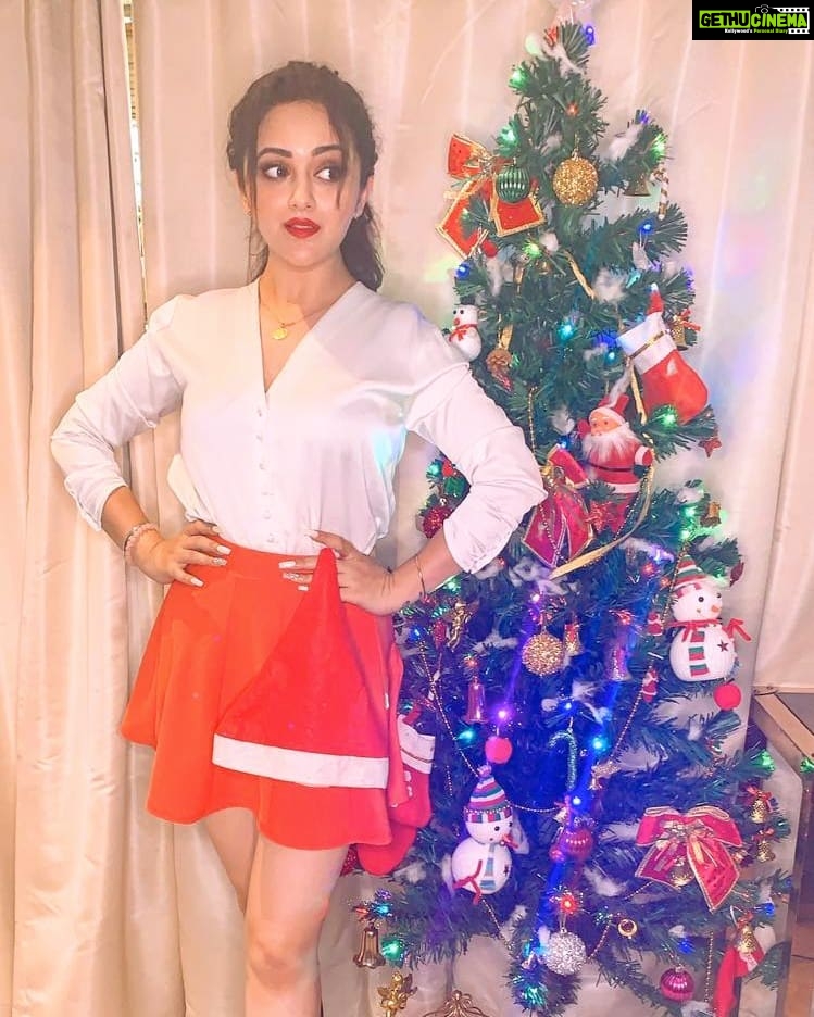 Ragini Nandwani Instagram - Merry Christmas everyone!! #ragininandwani #christmas #santa #actress #tv #smile #happy #flowers #movies #greeting #family