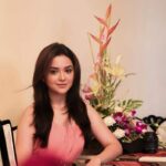 Ragini Nandwani Instagram - Art 🎨 #ragininandwani #smile #happy #flowers #dressup #tv #hollywoodstudios #actress #morningmotivation #instadaily #indiantelevision