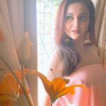 Ragini Nandwani Instagram - Because i can't get enough. #ragininandwani #evening #flowers #wednesday #smile #happy #indiantelevision #tv #hollywoodstudios