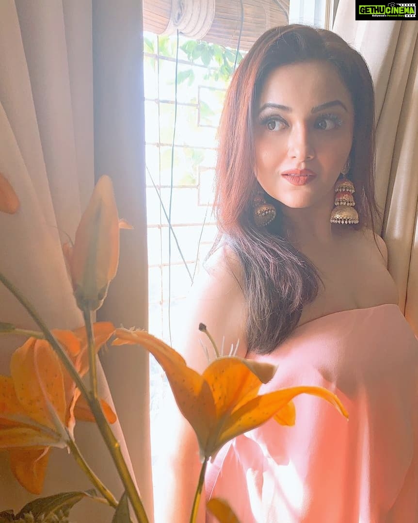 Ragini Nandwani Instagram - Because i can't get enough. #ragininandwani #evening #flowers #wednesday #smile #happy #indiantelevision #tv #hollywoodstudios