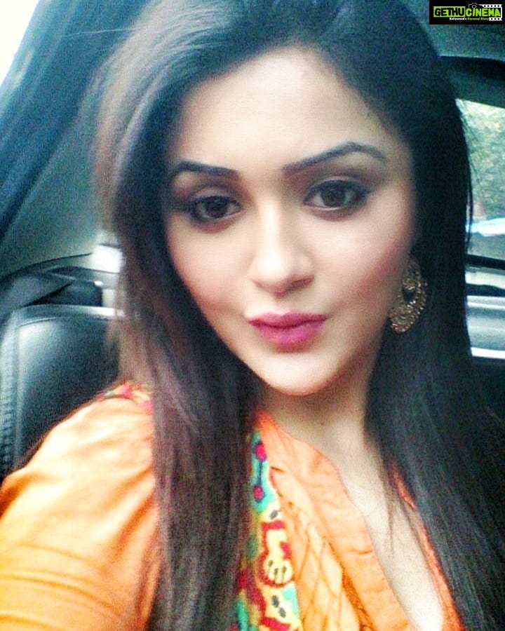 Ragini Nandwani Instagram - Meetings!!!!!! 🙂😀🦄 #ragininandwani #smile #eveningvibes #evening #happy #fashion #tv #actress