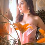 Ragini Nandwani Instagram - फ्लावर गर्ल। 🌼🌼❤🌼🌼 #ragininandwani #flower #flower #smile #happy #actress #mumbai #princess #beauty #indiantelevision #mondaymotivation