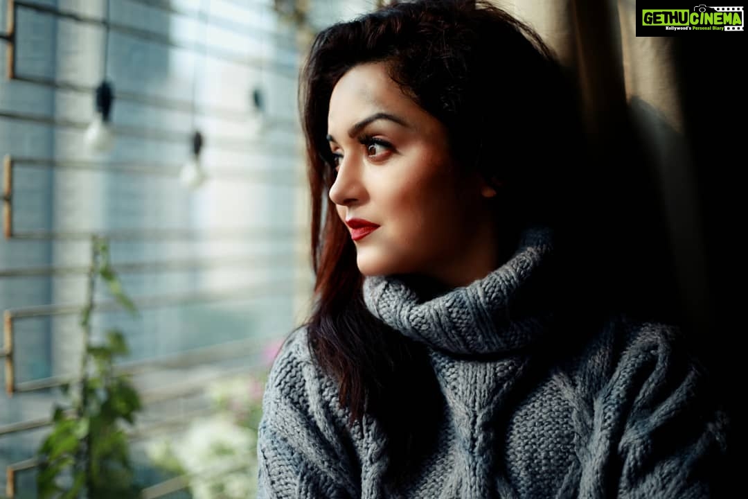 Ragini Nandwani Instagram - Nothing can dim the light that shines from within. ❤ #ragininandwani #winter #actress #weekend #instadaily #actress #tv #indiantelevision #smile #happy #flower #window #sundayfunday #sunday #girlpower #evening #sunset