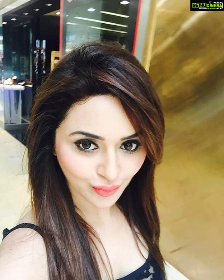 Ragini Nandwani Instagram - हेलो। 🙏🌼😊 #ragininandwani #tv #weekend #instadaily #selfie #actress #smile #love #prettygirls #beauty
