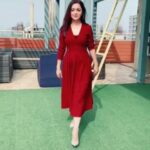 Ragini Nandwani Instagram - Walking into the weekend like.... #ragininandwani #weekend #smile #tiktok #slowmo #flower #fashion #indiantelevision #tv #actress