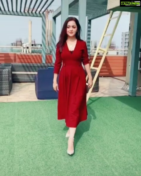 Ragini Nandwani Instagram - Walking into the weekend like.... #ragininandwani #weekend #smile #tiktok #slowmo #flower #fashion #indiantelevision #tv #actress