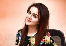 Ragini Nandwani Instagram - Let's find more reasons to smile! #smile #flowers #happy