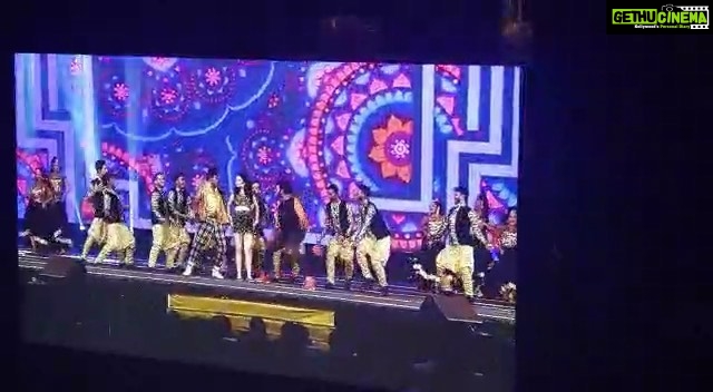 Ragini Nandwani Instagram - Thanks Abhil for recording this back stage from monitor 🙊#suntv #awards
