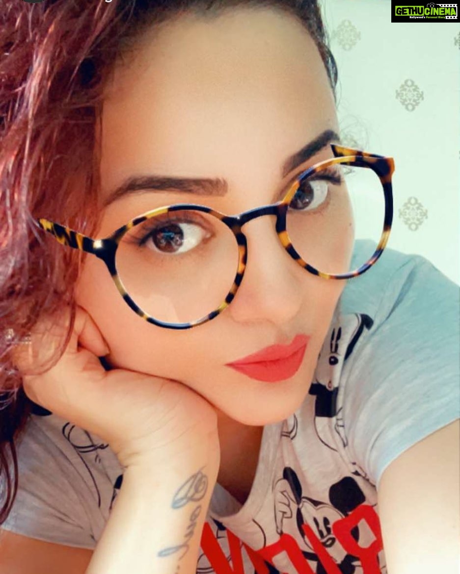 Ragini Nandwani Instagram - Red💋#saturday