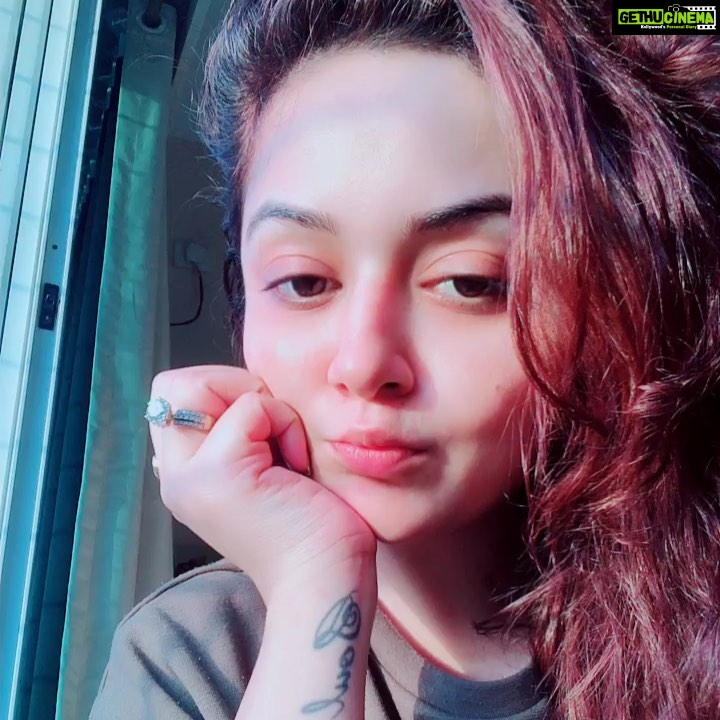 Ragini Nandwani Instagram - When u up after a short nap #sunkissed #bare skin