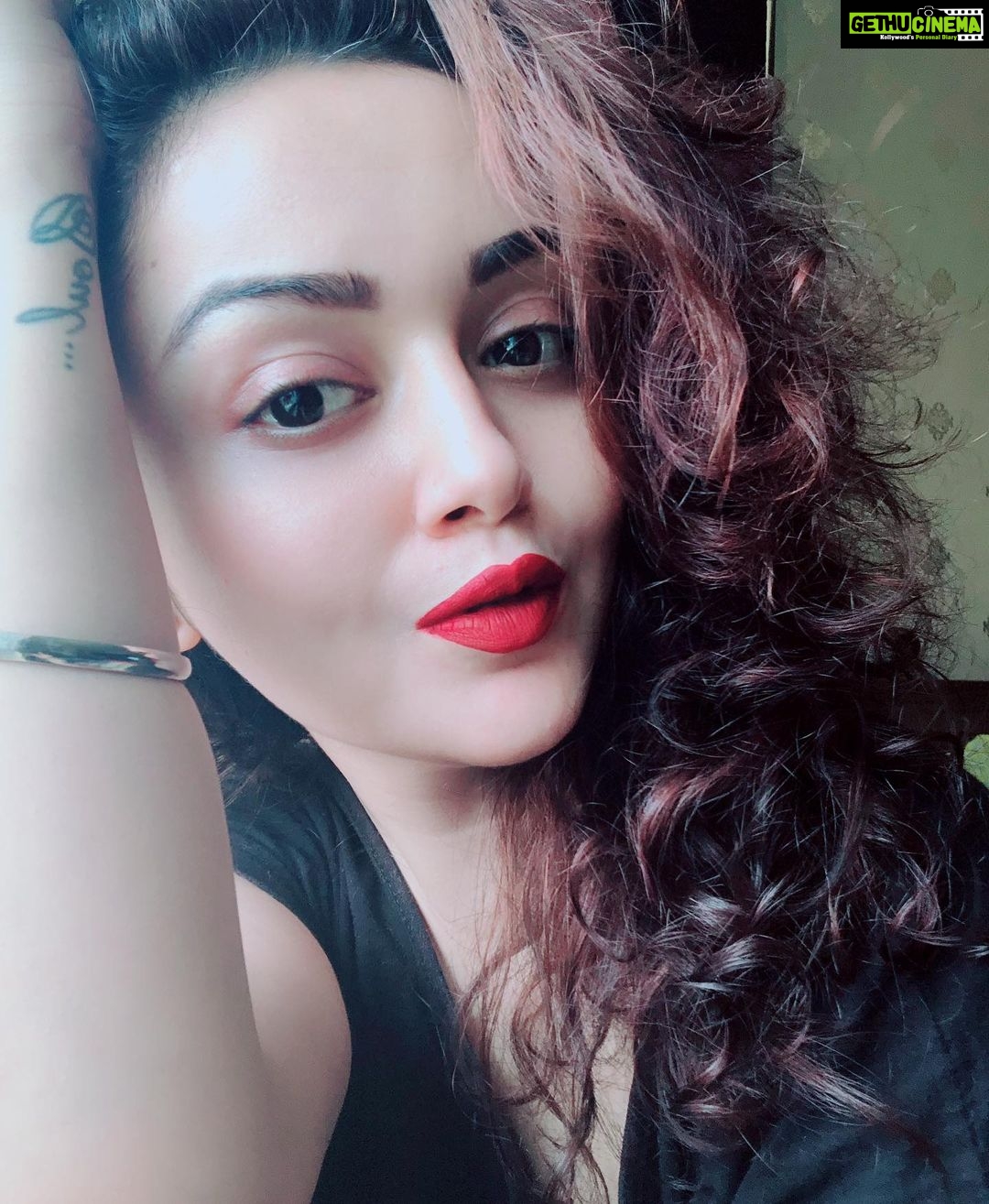 Ragini Nandwani Instagram - Describe urself in one word .... me I will say #compassionate