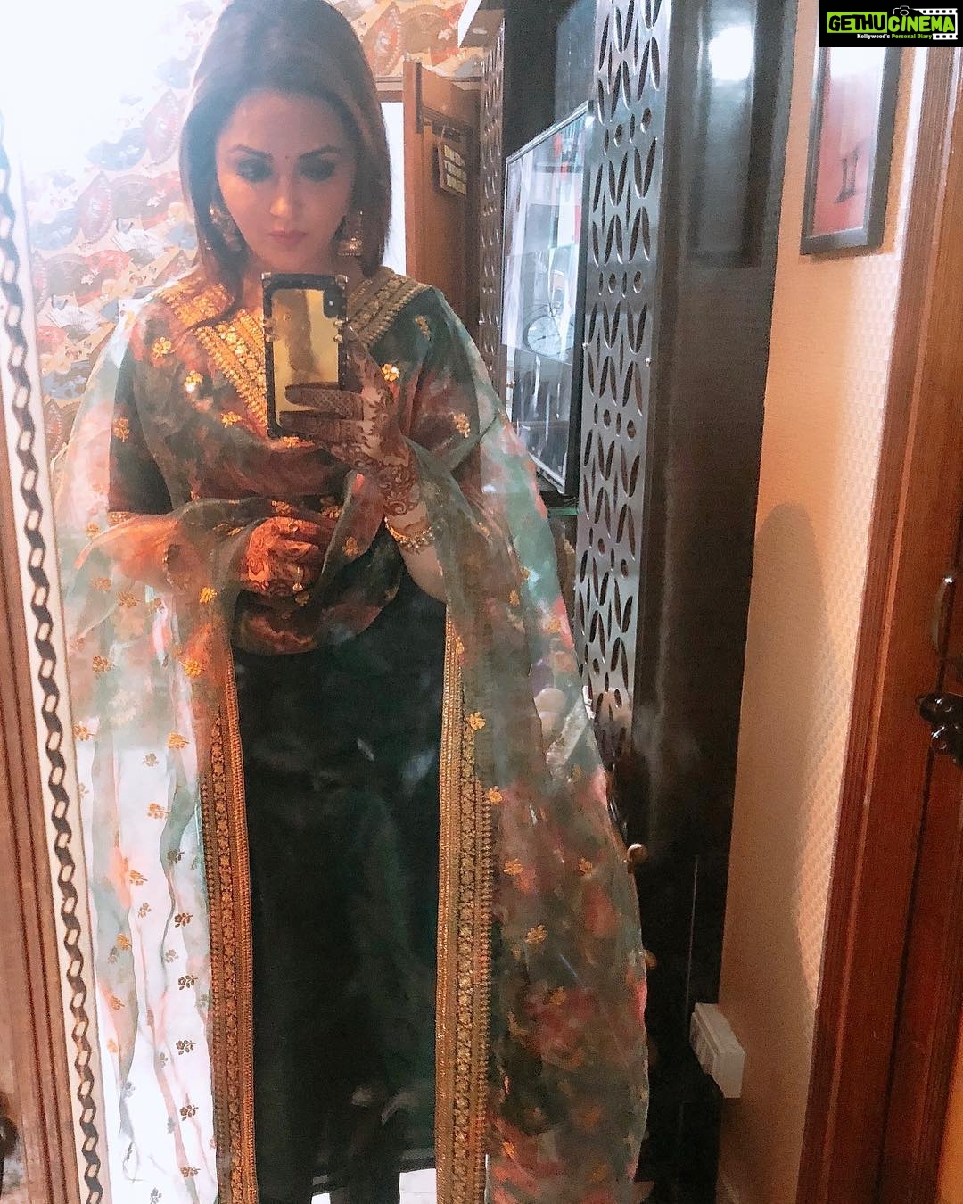 Ragini Nandwani Instagram - Mehendi night #selfie love #indian#green