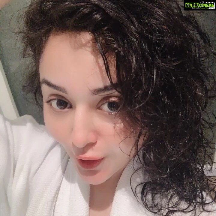 Ragini Nandwani Instagram - Good morning ... after shower glow