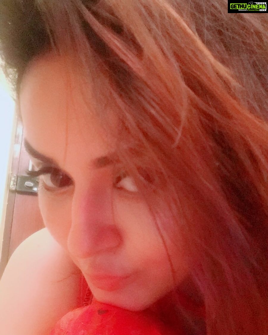 Ragini Nandwani Instagram - Life is full of surprises.... got one ... life is unpredictable ... ❤️