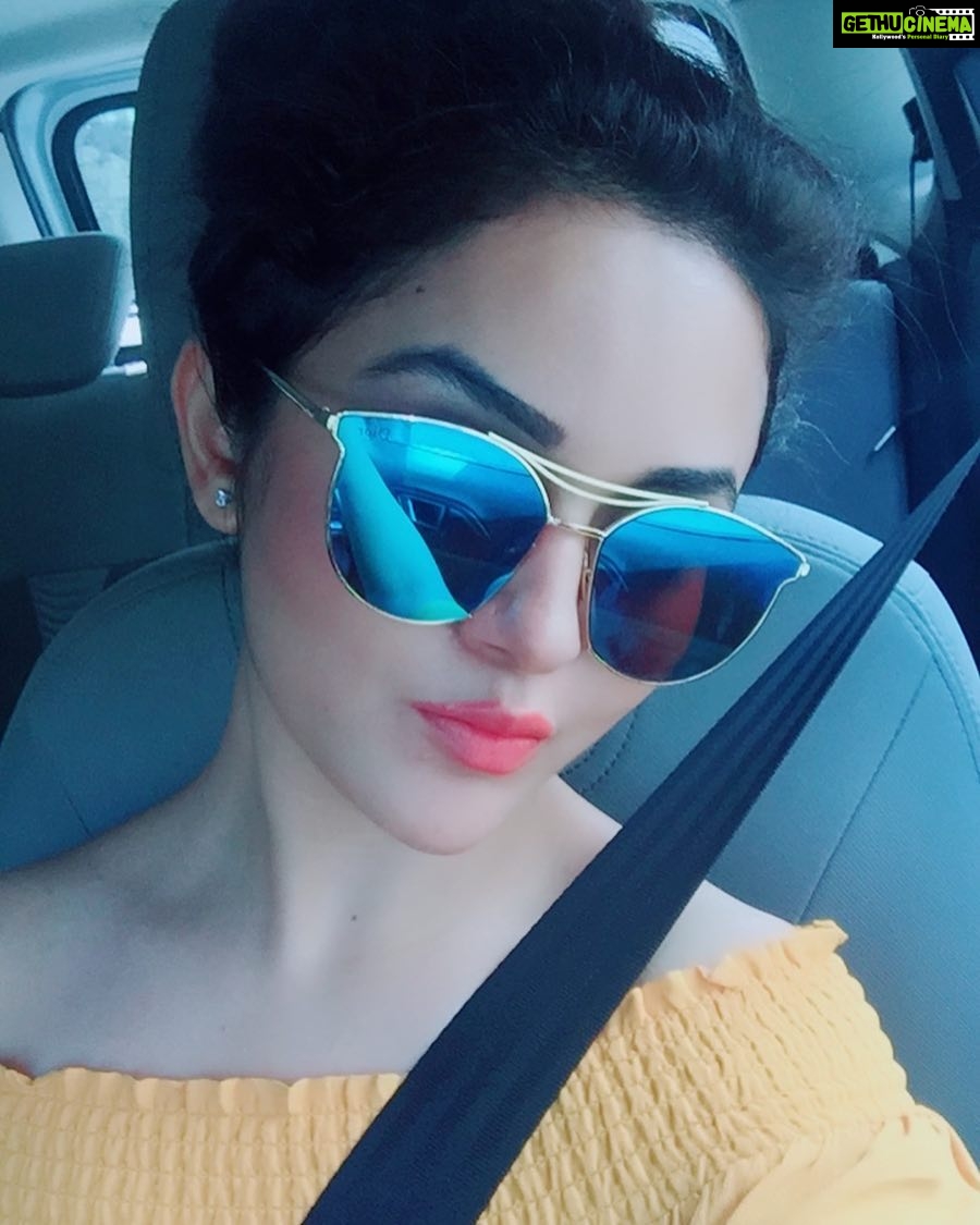 Ragini Nandwani Instagram - Can't help ... Mumbai traffic ... selfie time