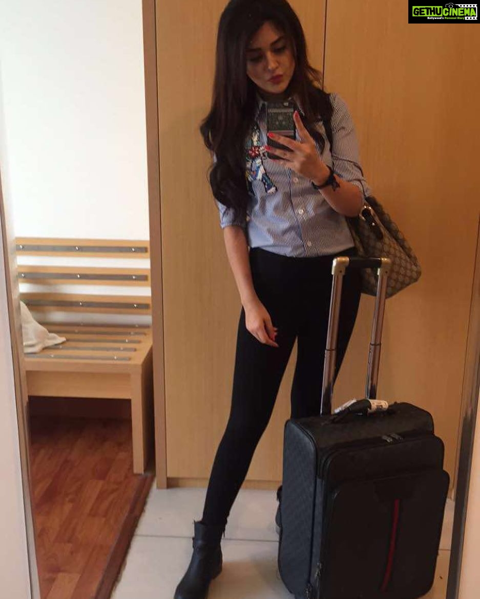 Ragini Nandwani Instagram - Promotion on the way to airport