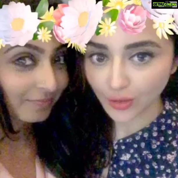 Ragini Nandwani Instagram - When the lift sensors scare u 😂Kuwait