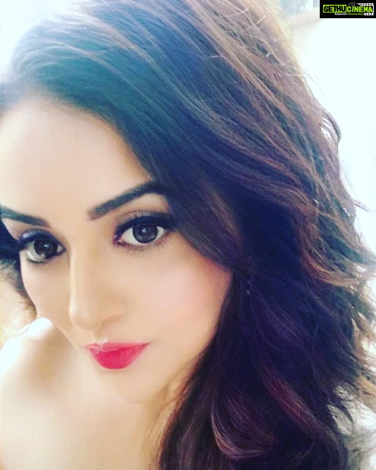 Ragini Nandwani Instagram - What's up ..... #red #tamilactress #indianactresses #mollywood #cuteness #happiness #loveyourself #friday #bollywood #shootingphoto #lipsticks #white #dream #teluguactress #morning