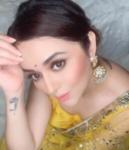 Ragini Nandwani Instagram - Life is short, let my pallu be long!👸

#ragininandwani #saree #culture #grace #beautiful #indianculture #indiangirls #pretty #prettygirls #classy #women #beauty #traditional #fashion #instabeauty #gorgeous #instadaily #tvactress #tv #model #bollywood #hollywoodstudios #hollywood #mumbai  #yellowdress