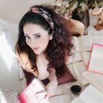 Ragini Nandwani Instagram – Happiness is… the smell of a new book.🤭 

#ragininandwani #sunday #sundayfunday #bookstagram #book #love #selfie #smile #cute #happy #flowers #love #indiangirls #indianactress #actress #prettygirls #pretty #instabeauty #bollywood #tollywood #hollywood #tvactress #mumbai