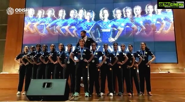 Rahul Bose Instagram - The struggle to find the right frame for a selfie with 14 U18 silver medal winning Indian rugby players! Thank you @sports_odisha for this video. After the blood, sweat and tears that our girls shed in Tashkent, it was time for some fun! What a great bunch of players. You will see much more of them in the years to come, thatโs a promise. ๐ช๐พ๐๐พ @rugbyindia