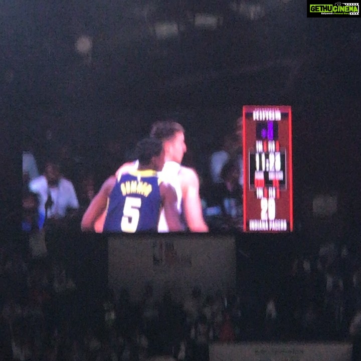 Rahul Bose Instagram - Looks like @saiyami had the same idea as I did. #courtside #NSCIDome @nba @nbaindia #pacersvkings Fantastic atmosphere! @reliancefoundation