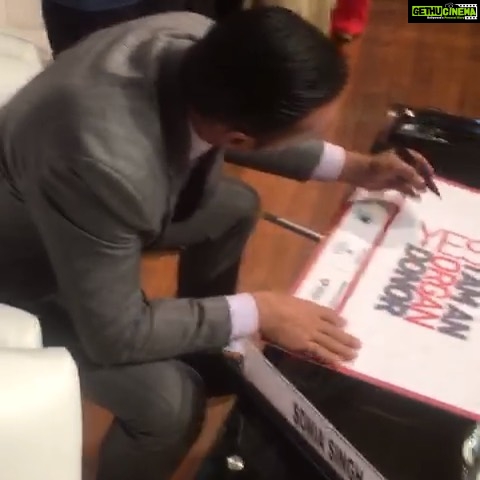 Rahul Bose Instagram - So this happened in Delhi yesterday. 9 organs (not counting face, hands and feet tissues - which will also be harvested) of mine will be harvested after my death to be used for transplanting. A chance to lengthen and strengthen the lives of 9 others. Terrific feeling. If you want to sign up for #organdonation then click on this link : https://www.mohanfoundation.org/donorcard.asp @ciiiwndelhi @shibanimthukral @ciiyidelhi