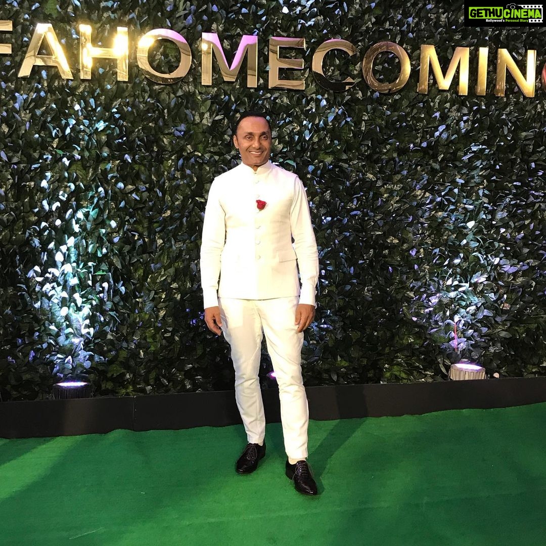 Rahul Bose Instagram - At #IIFA2019 . In @raymond_the_complete_man (Except the rose). Thank you team #RaymondAtelier Fantastic to see the 20th edition coming home. Congratulations to the @wizcraft_india boys - Viraf, Andre and Sabbas. @iifa