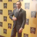Rahul Bose Instagram - 1) Handed #SportspersonOfTheYear to the brilliant @pankajadvaniofficial 2) Introduced two wonderful acts - @kabircafelive @nritarutya . 3) Recited #If by Kipling to @louizbanksofficial lovely composition 4) Posed (!) on the red carpet. All in a night’s work. #teachersgoldenthistleawards @teachers.in #genuineisrare