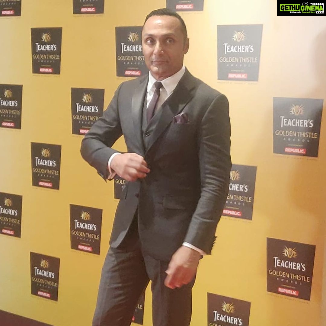 Rahul Bose Instagram - 1) Handed #SportspersonOfTheYear to the brilliant @pankajadvaniofficial 2) Introduced two wonderful acts - @kabircafelive @nritarutya . 3) Recited #If by Kipling to @louizbanksofficial lovely composition 4) Posed (!) on the red carpet. All in a night’s work. #teachersgoldenthistleawards @teachers.in #genuineisrare
