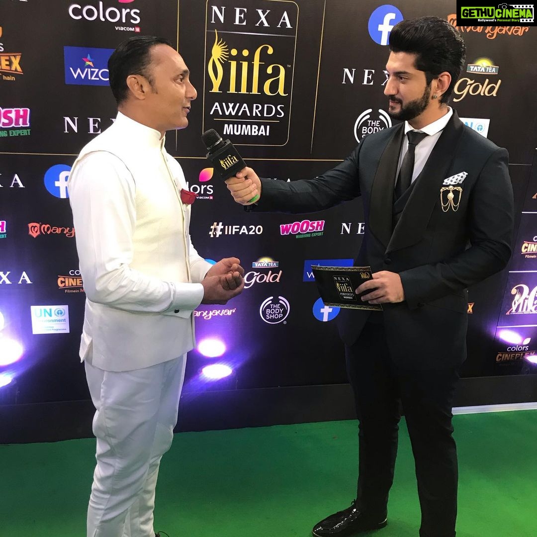 Rahul Bose Instagram - At #IIFA2019 . In @raymond_the_complete_man (Except the rose). Thank you team #RaymondAtelier Fantastic to see the 20th edition coming home. Congratulations to the @wizcraft_india boys - Viraf, Andre and Sabbas. @iifa