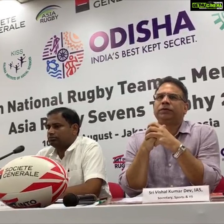 Rahul Bose Instagram - Two excerpts from the @rugbyindia press conference yesterday in conjunction with @sports_odisha in #Bhubaneshwar. I talk about the enviable quality of infrastructure at the National Rugby Camp for men and women given to us by the Govt of Odisha and #KIIT as well as the stateโs plans to open a high performance centre for rugby. Fantastic news! Thank you @naveen_odisha . ๐ช๐พ๐๐พ๐๐พ