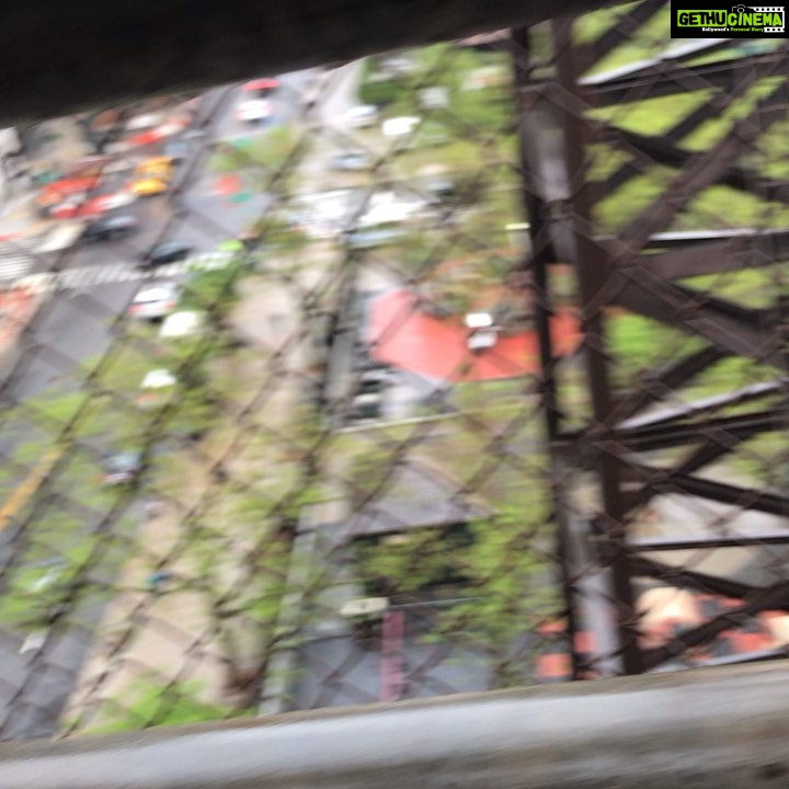 Rahul Bose Instagram - After 26 years of coming here have decided to do #NewYorkByFoot Yesterday was the first day. Walked 3.5 hrs - 9k from the Upper East Side to Greenwich St and then did another 9k from Williamsburg #Brooklyn to Central Park North. First video : view from the #QueensboroBridge over the East River. Second : Towards the end of my yatra, #TheMet #ApplePadayatra #bestwaytoseeacity #stopandsmellthesmoke