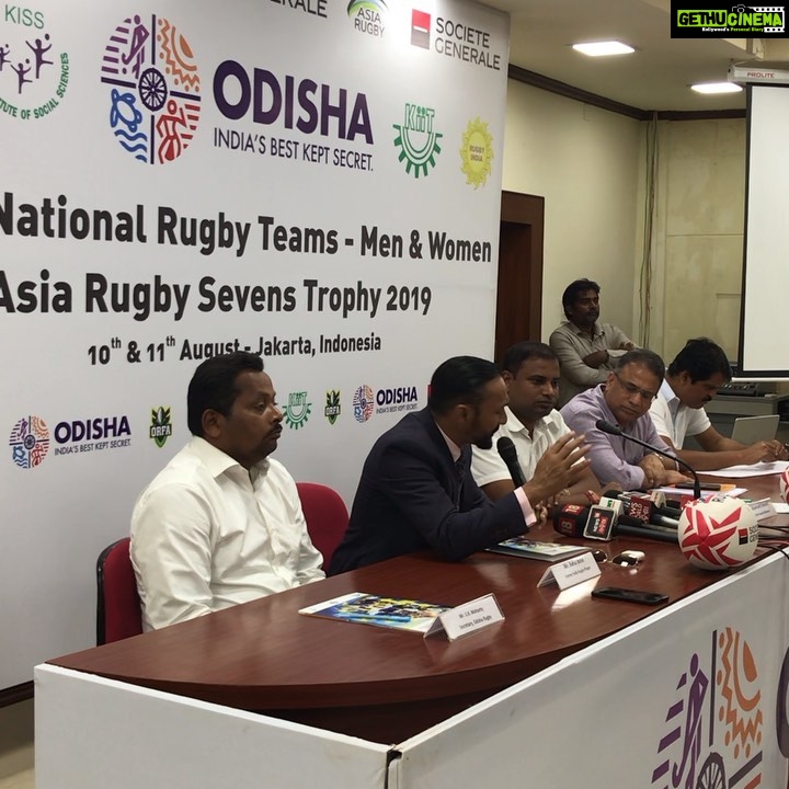 Rahul Bose Instagram - Two excerpts from the @rugbyindia press conference yesterday in conjunction with @sports_odisha in #Bhubaneshwar. I talk about the enviable quality of infrastructure at the National Rugby Camp for men and women given to us by the Govt of Odisha and #KIIT as well as the stateโs plans to open a high performance centre for rugby. Fantastic news! Thank you @naveen_odisha . ๐ช๐พ๐๐พ๐๐พ